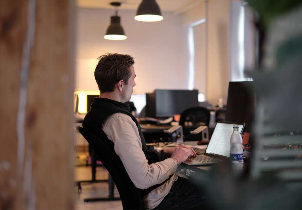 Clerk.io employee working at his desk